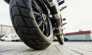 Jakie ciśnienie w oponach motocyklowych zapewni bezpieczeństwo i komfort?