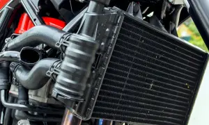 Jak umyć chłodnicę w motocyklu, aby uniknąć kosztownych napraw