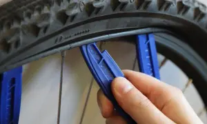 Jak ściągnąć oponę z roweru bez problemów - proste kroki i porady