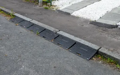 Solidna baza pod Twoje auto. Dlaczego warto wybrać najazdy z drugiej ręki?