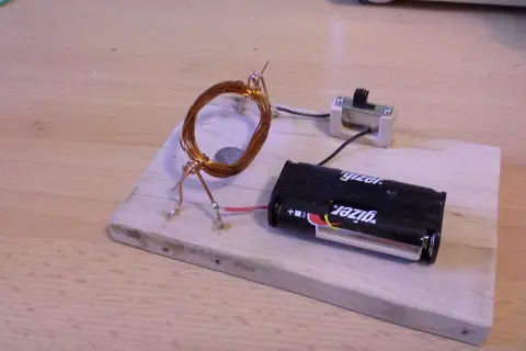 Jak zrobić silnik elektryczny z baterii i magnesu - prosta instrukcja krok po kroku