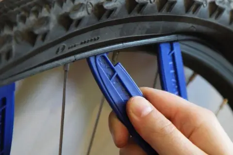 Jak ściągnąć oponę z roweru bez problemów - proste kroki i porady