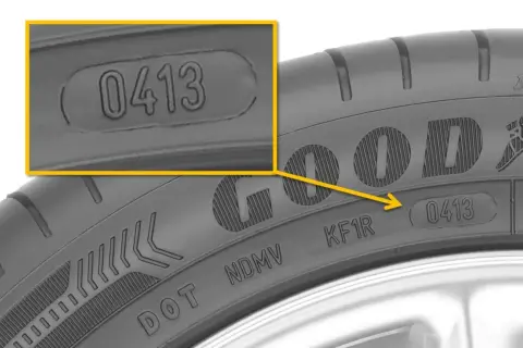 Zbliżenie na kod DOT opony Goodyear z datą produkcji 0413.