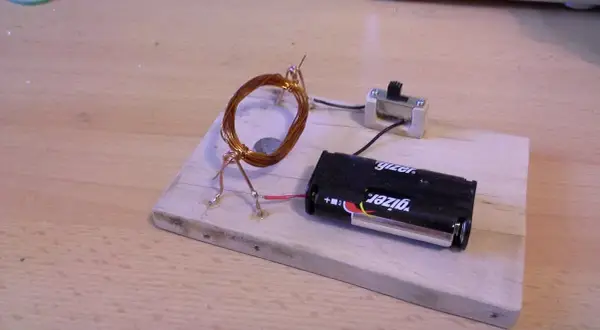 Jak zrobić silnik elektryczny z baterii i magnesu - prosta instrukcja krok po kroku