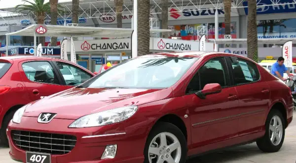 Ile wchodzi płynu do chłodnicy peugeot 407? Sprawdź, aby uniknąć problemów