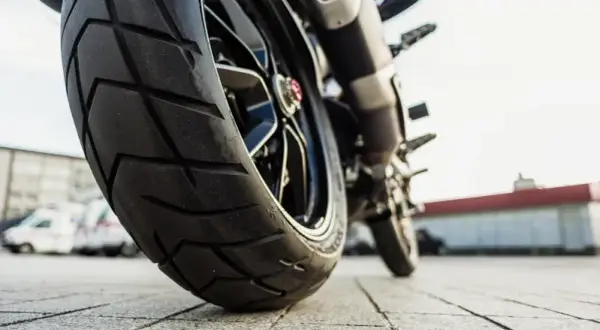 Jakie ciśnienie w oponach motocyklowych zapewni bezpieczeństwo i komfort?