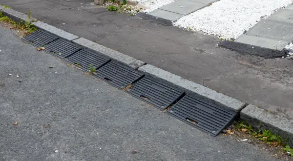 Solidna baza pod Twoje auto. Dlaczego warto wybrać najazdy z drugiej ręki?