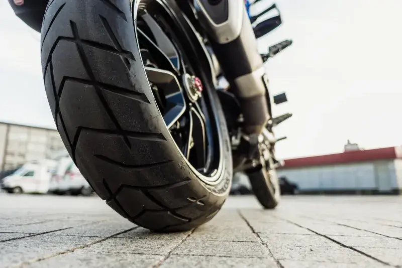 Jakie ciśnienie w oponach motocyklowych zapewni bezpieczeństwo i komfort?