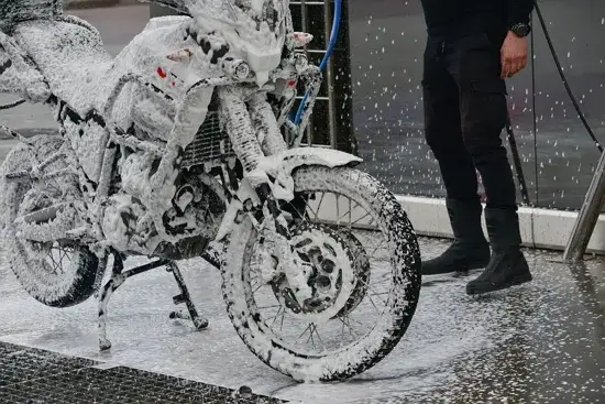 Zdjęcie Jak umyć chłodnicę w motocyklu, aby uniknąć kosztownych napraw