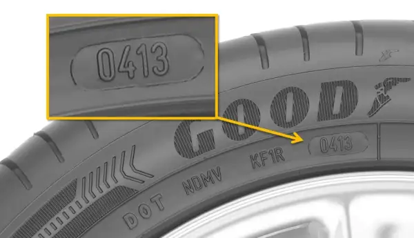 Zbliżenie na kod DOT opony Goodyear z datą produkcji 0413.